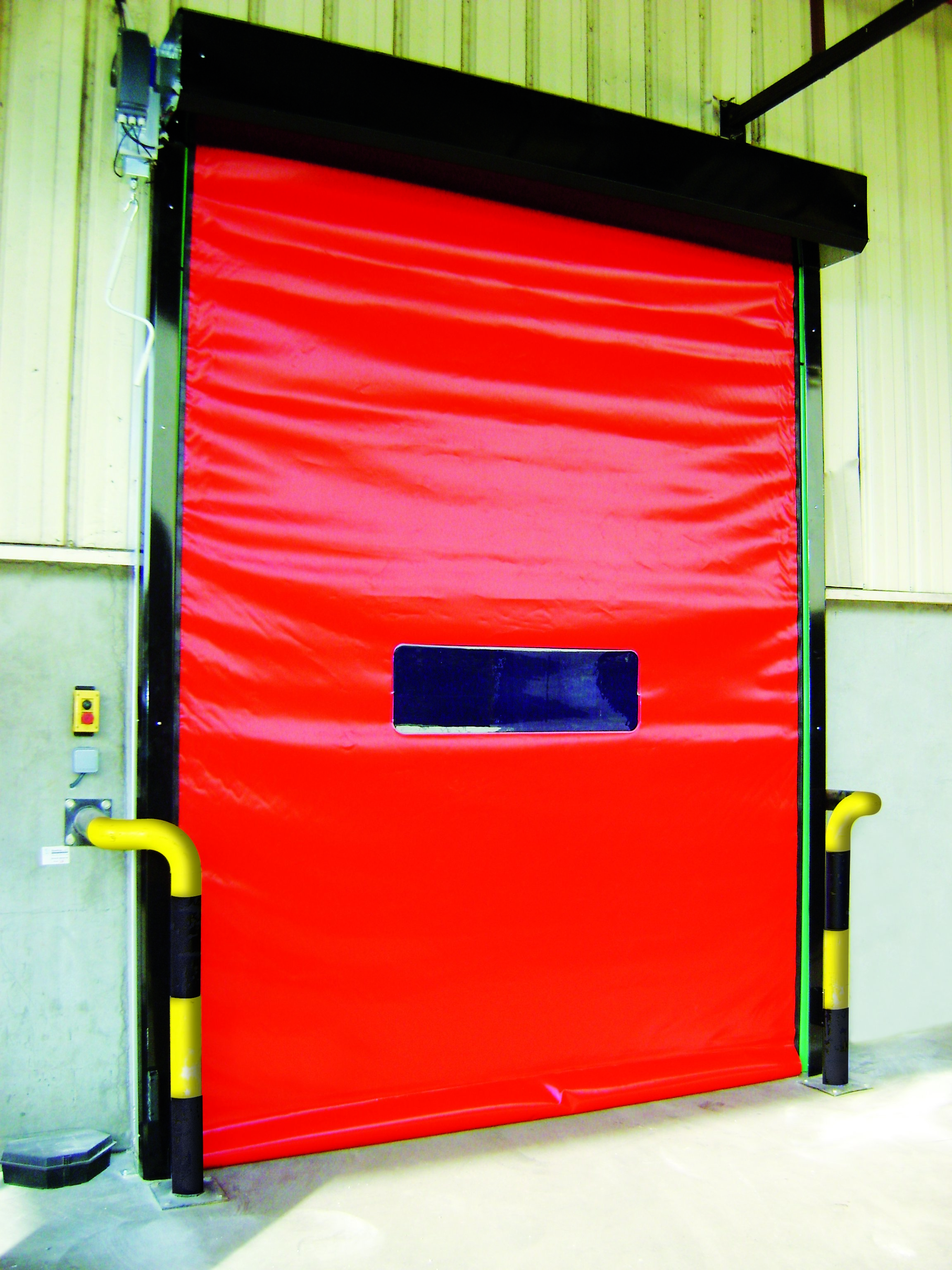 Czerwona brama samonaprawialna WinSelf umożliwiająca wyjazd na zewnątrz obiektu.