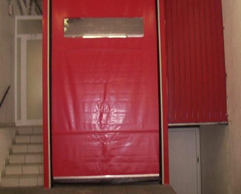 Wąska brama przemysłowa rolowana WinRoll 150 w kolorze czerwonym.