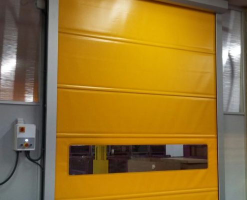 Szybkobieżna brama WinRoll Alu w kolorze żółtym odporna na agresywne środowisko pracy.