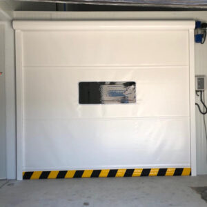 Biała brama WinPractic z dwiema bocznymi prowadnicami i dolną listwą bezpieczeństwa.